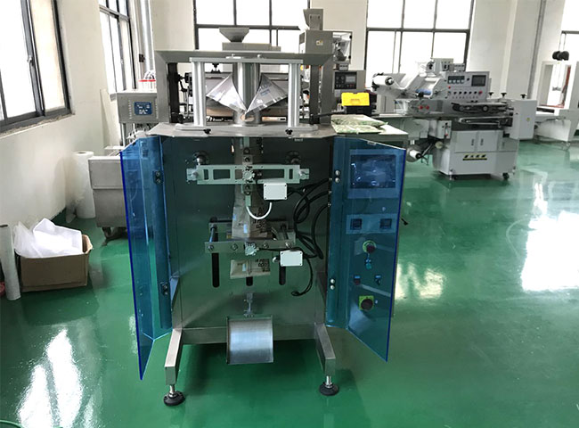 小型液體袋裝全自動灌裝機(jī)設(shè)備展示