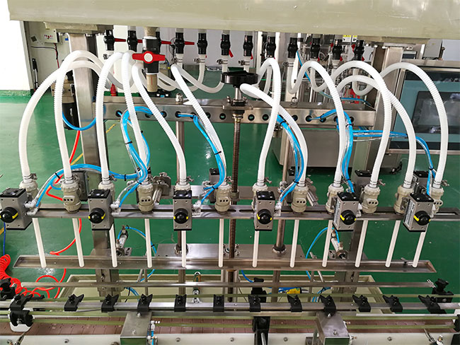 小型液體灌裝機設備細節(jié)展示