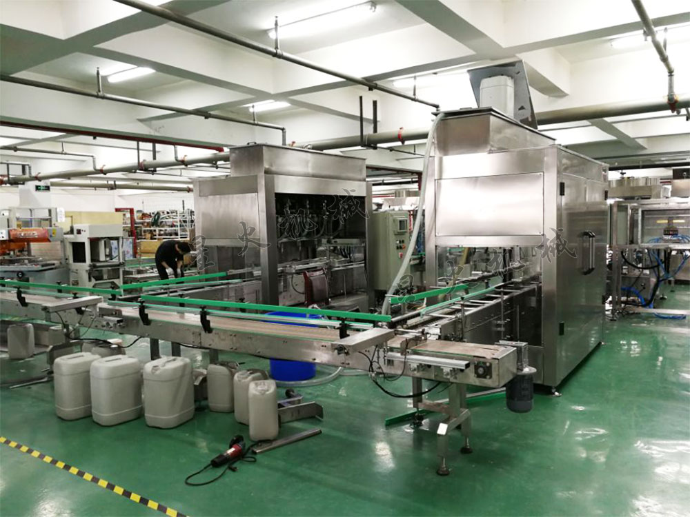 全自動調味汁灌裝機設備展示